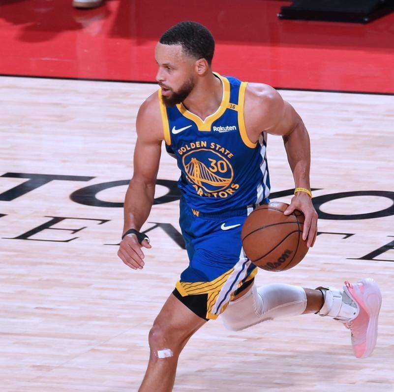 库里意外战胜巴黎圣日耳曼，战术调整引爆全场！