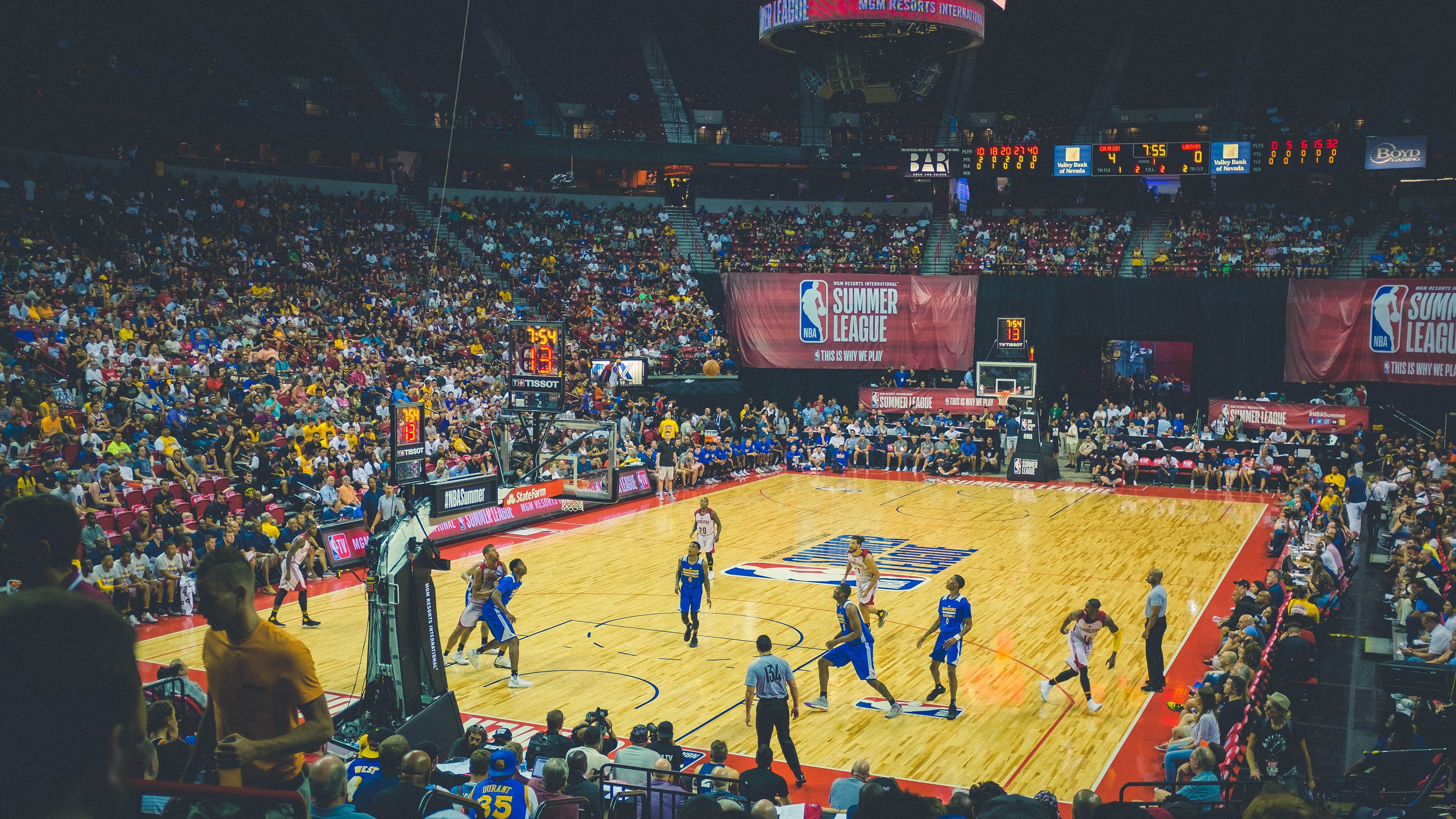 Doinb重返赛场,反败为胜首场状态出色,巴塞罗那观众沸腾!引发球迷热议